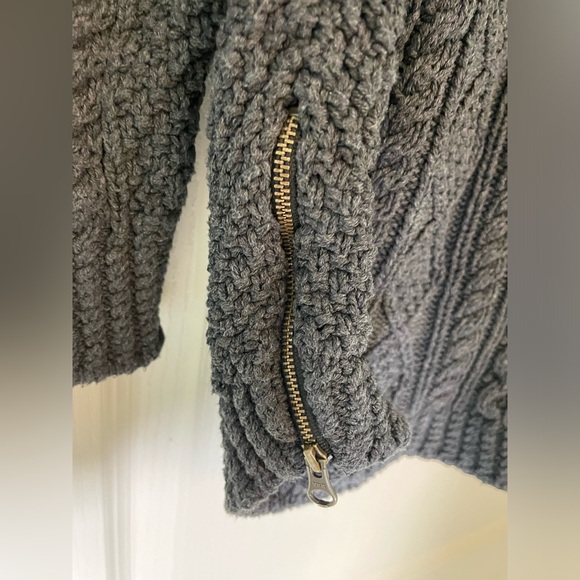 LL Bean Signature Navy Blue Cable Knit Sweater Large - Picture 2 of 8